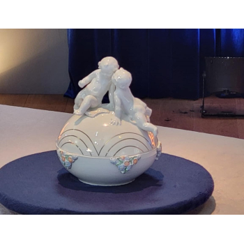 Bombonierka porcelanowa zwieńczona figurkami, autor - rzeźbiarz, projektant przedwojennej porcelany Franciszek Kalfas, 1942r Ćmielów Polska Nr o8